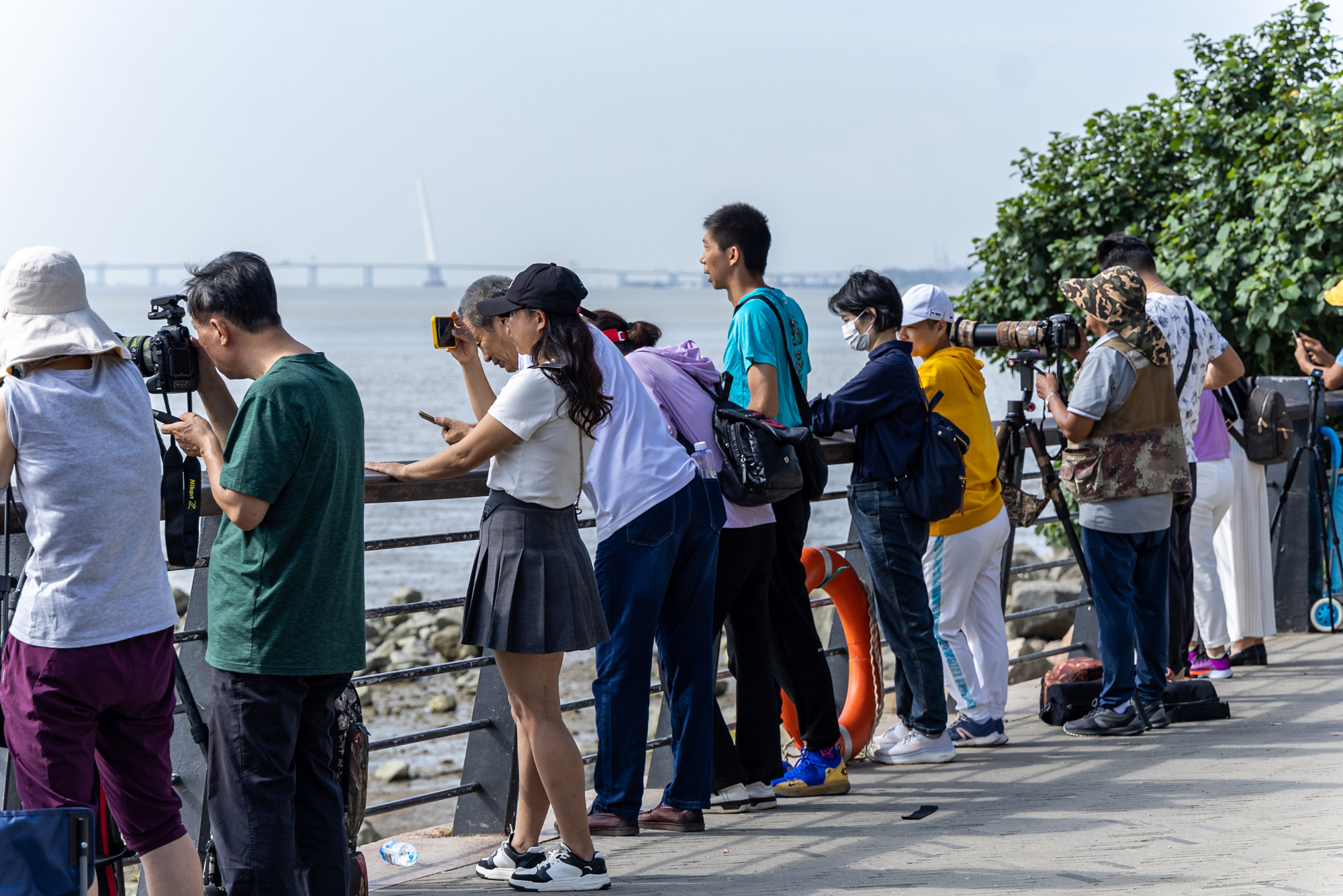 Vogelbeobachter fotografieren an einem beliebten Vogelbeobachtungsort in Shenzhen, Provinz Guangdong.