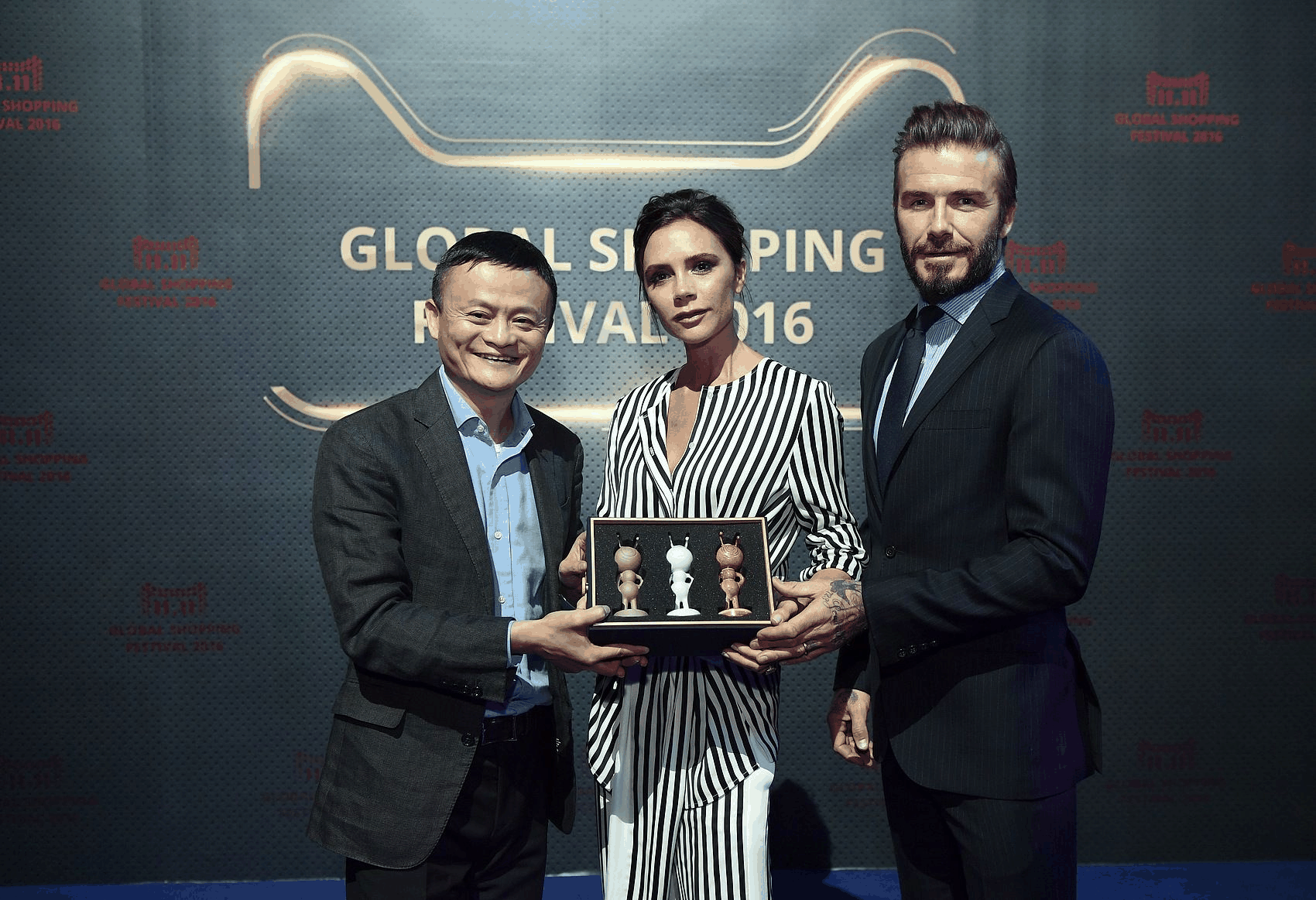 David Beckham war mindestens ein Dutzend Mal in China. Gemeinsam mit seiner Frau Victoria trat er sogar bei der Gala zum Double-11-Shoppingfestival 2016 im Fernsehen auf. Außerdem wurden beide zusammen mit dem Alibaba-Gründer Jack Ma fotografiert.