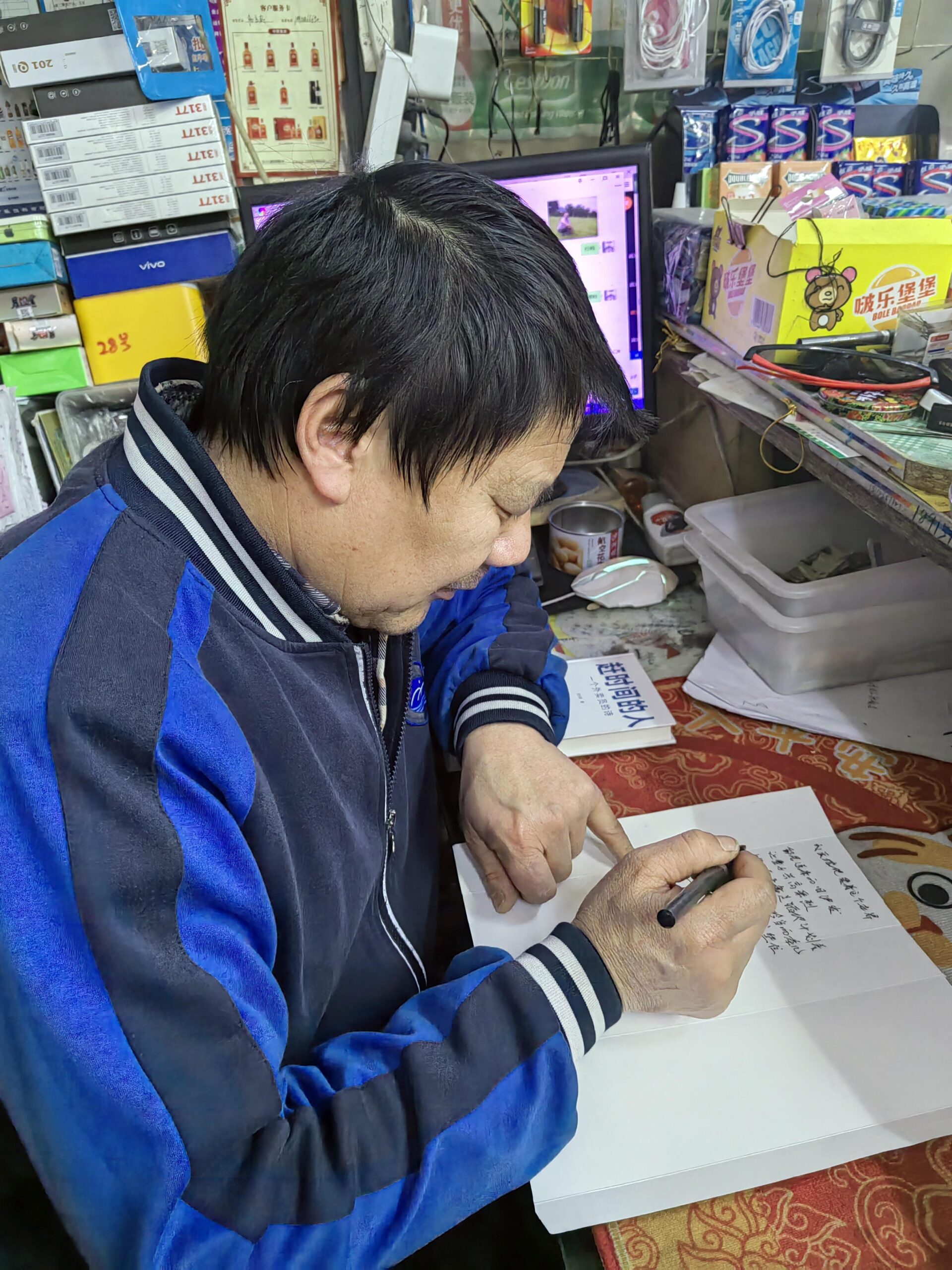 Der Essenslieferant Wang Jibing findet in seiner Arbeit und den Erfahrungen des Alltags Inspiration, die ihn zum Schreiben von Gedichten anregt.