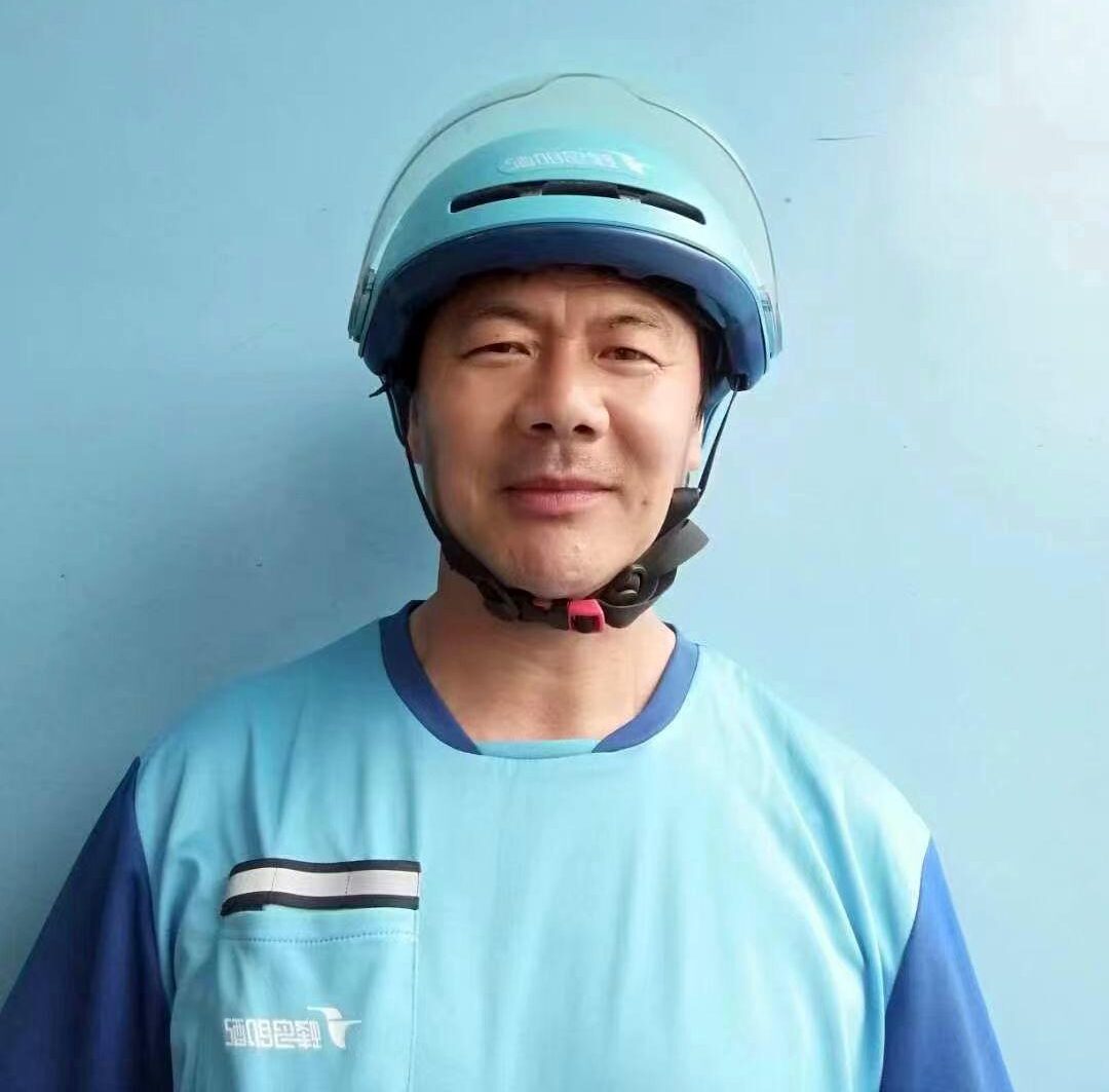 Für Wang Jibing ist der Alltag als Essenslieferant weit mehr als nur Arbeit. Zwischen Straßen, Restaurants und Haustüren findet er die Inspiration für seine Gedichte.